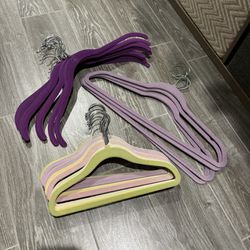 24 Non Slip Hanger