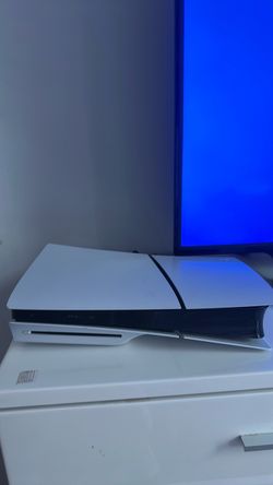 Playstation 5 (plus 2 controllers)