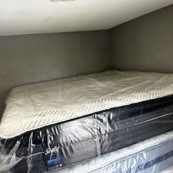 King Size Matress And Box Spring 
