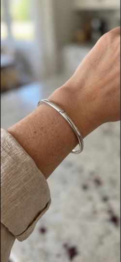 Classic 925 Sterling Silver hinged bangle bracelet.