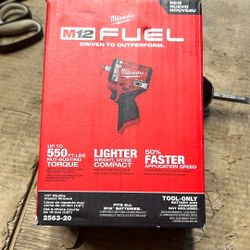 Milwaukee 2563-20 1/2inch Stubby Impact Wrench 550ft-lbs