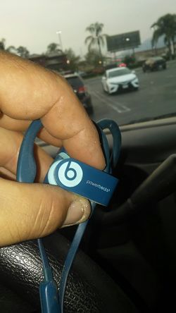 Power beats 3 headphones