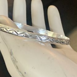 Signed MEXICO 925 Solid Sterling Silver - Vintage Etched Pattern 5.18mm Bangle Bracelet  Excellent Condition Total Weight 9.30 Grams 