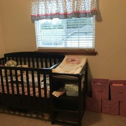 Baby crib/changing Table