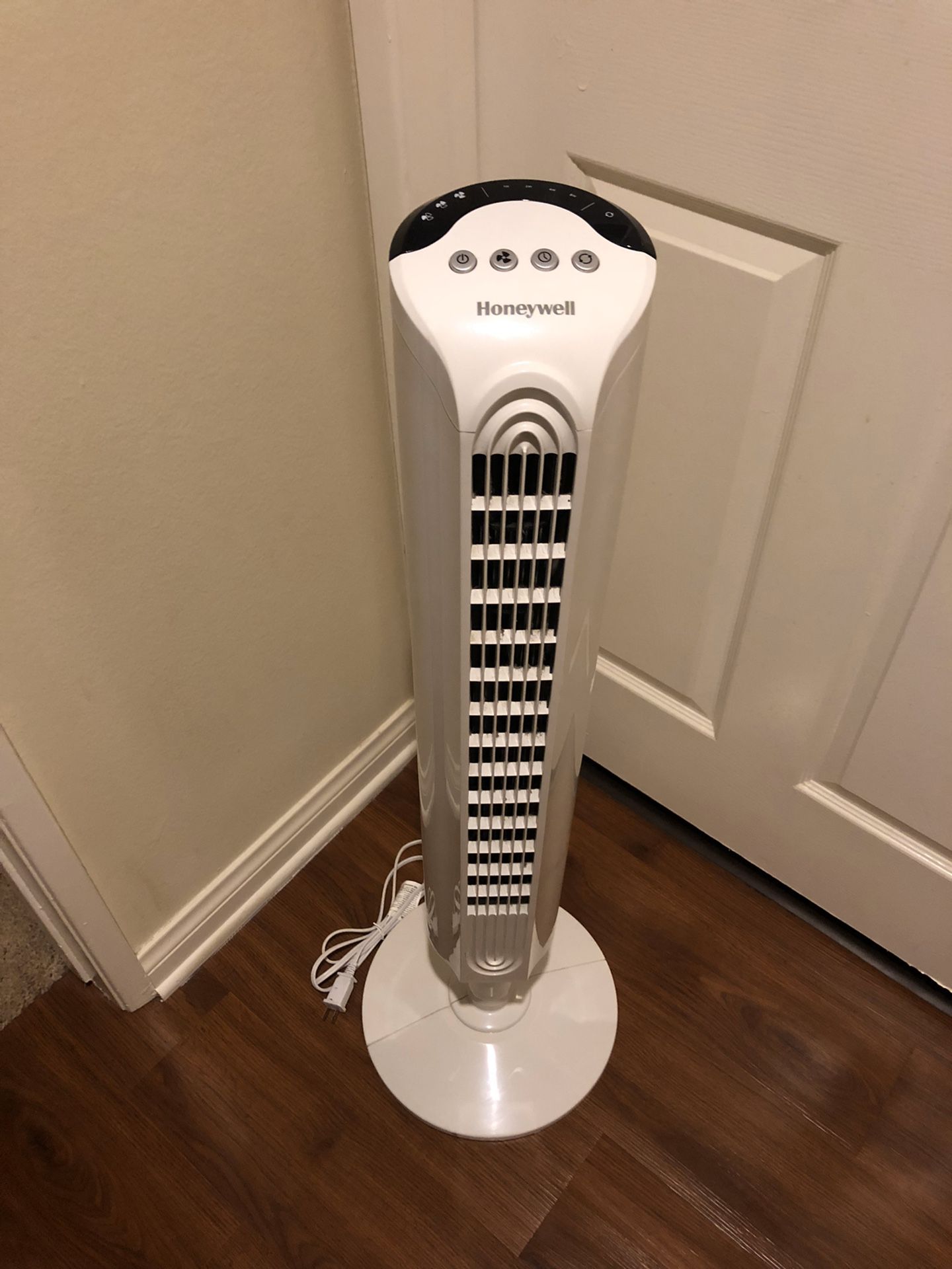 Honeywell Comfort Control Tower Fan, HY-025
