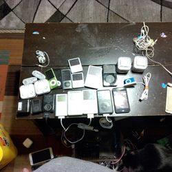 13  Ipods And 4 Mp3 Players 