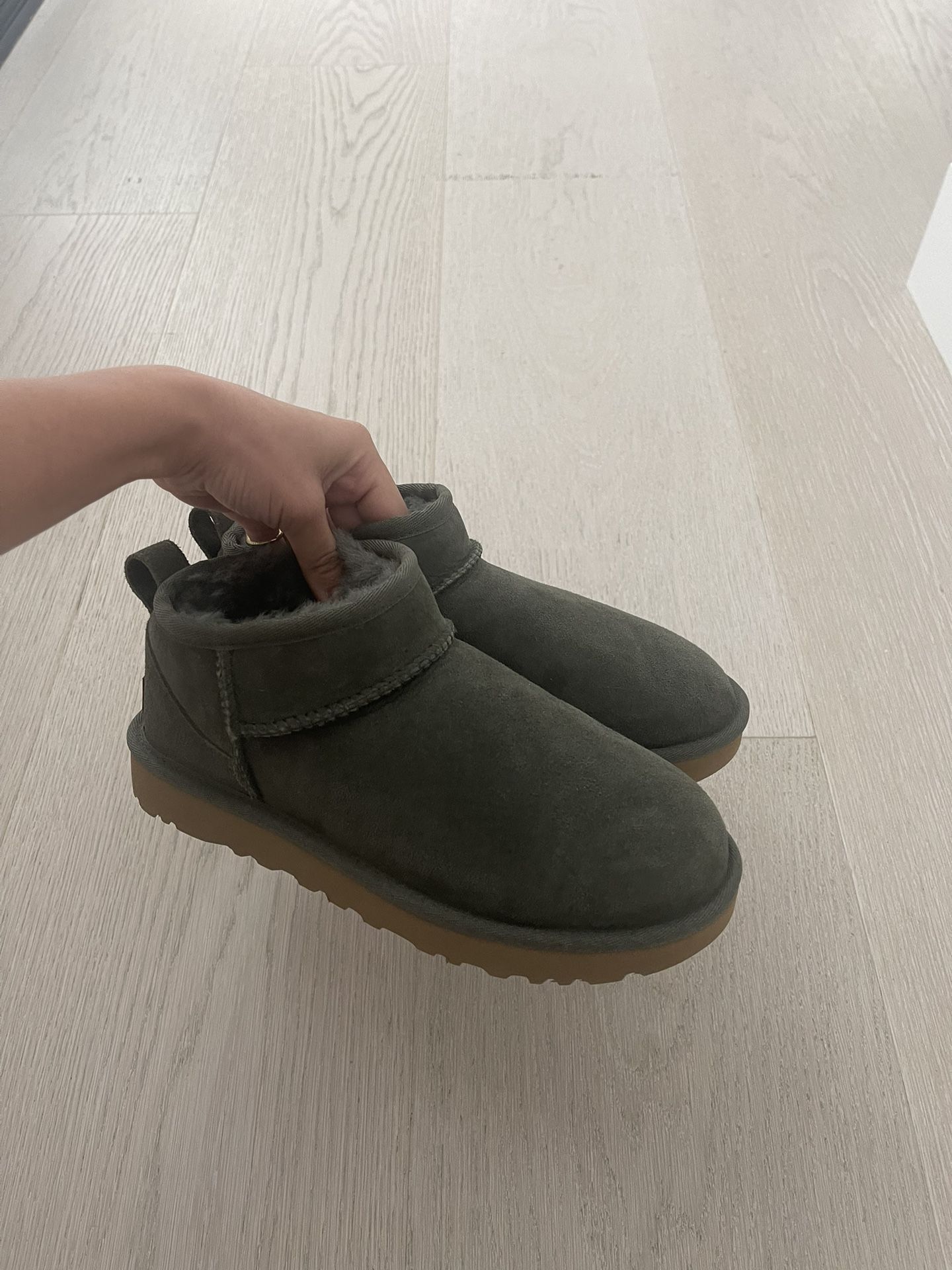 UGG plush Size 6 In Color Green 