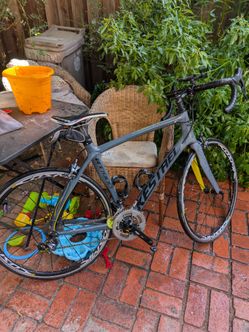 Kestrel RT1000 full-carbon endurance road bike equipped with an Oval Concepts crankset and Mavic Cosmic wheels.