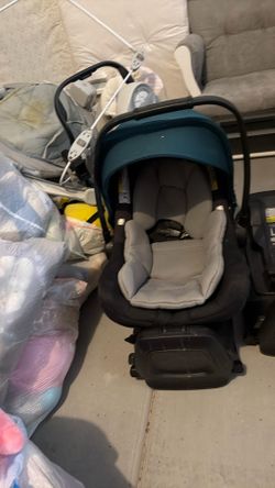 Nuna infant car seat with double base