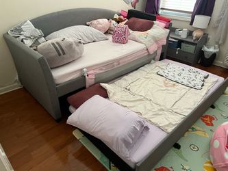 Wonderful lightly used daybed with trundle for free! Perfect condition!