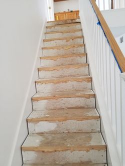 se intalan escaleras de madera y pisos