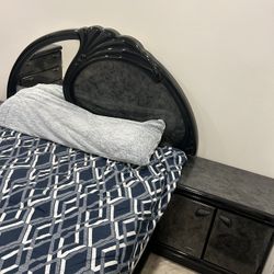 Bedroom set 5 piece . Queen bed with mattress/box. 2 night stands and dresser with mirror 