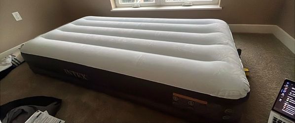 Twin Size Air Mattress with Built-in Pump, pick up in lombard, $30. Only used 1 time.