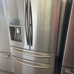 Samsung Four Door Fridge With Beverage Door 