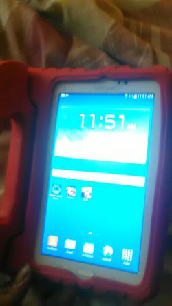 Samsung GALAXYS TAB 3 Slightly Cracked comes wit Carrying Case