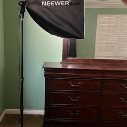  Neewer Softbox Lighting Kit – 2 Lights + Stands – Excellent Condition