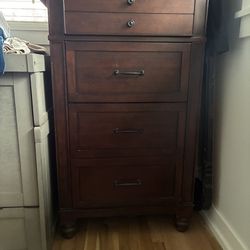 Nice quality dresser- like new