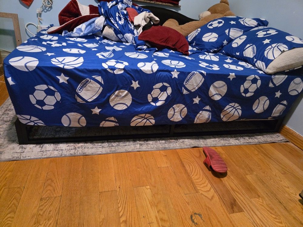 Cama Con Colchón Casi Nuevo