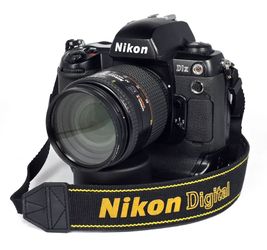 Collectors Nikon D1x Digital DSLR Camera w/Nikon 28-105mm D Lens & Nikon Charger & 3 Batteries & Bag