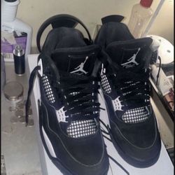 Air Jordan 4 White Thunders 