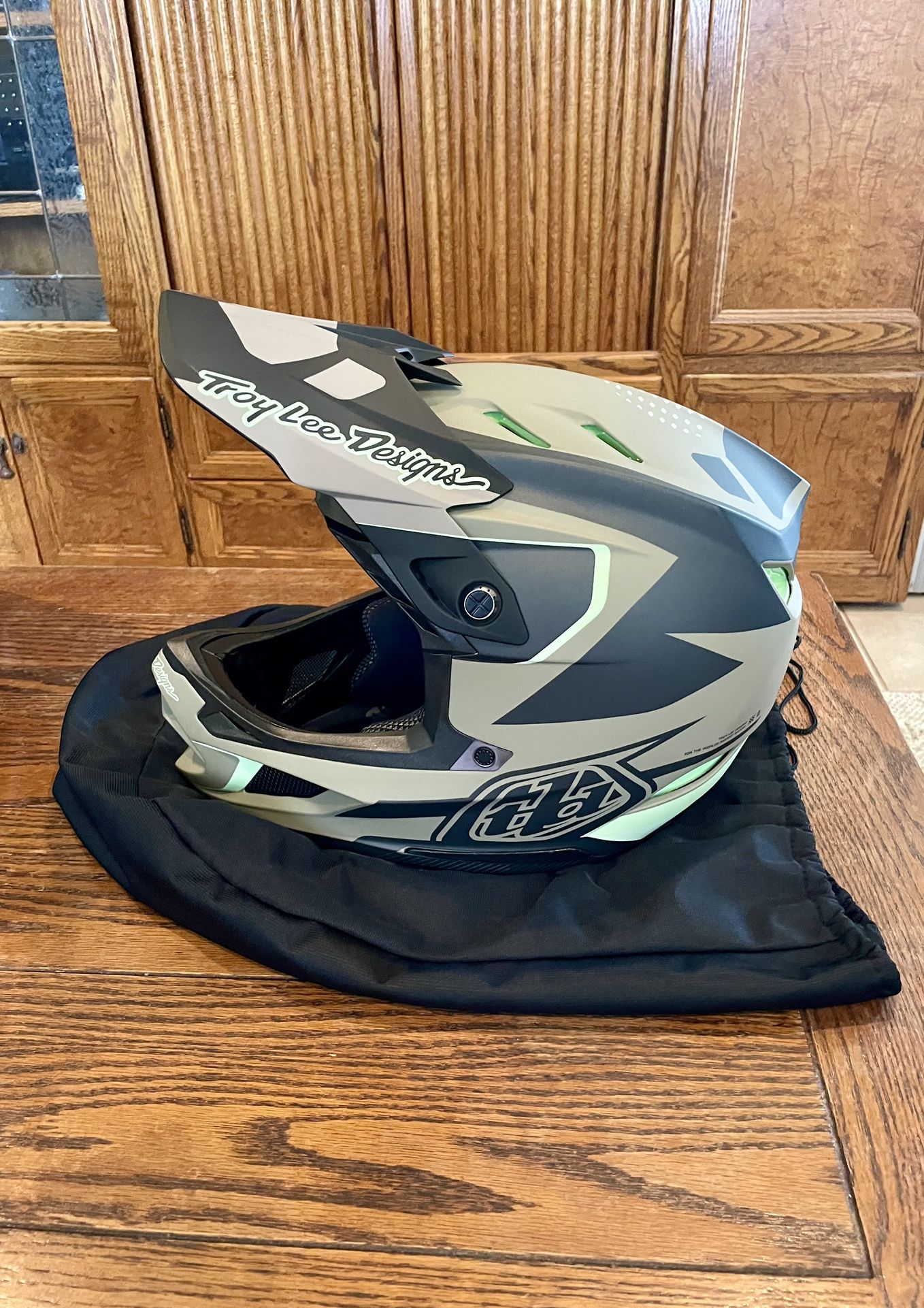 Troy Lee Designs D4 Composite MTB BMX Helmet Size Large Brand New