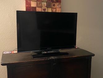 Sony Bravia tv flatscreen 32inch with remote and stand