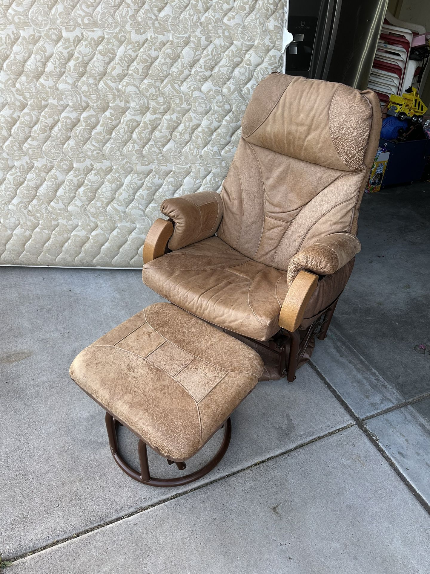 Leather Rocking Chair / Silla Mesedora 