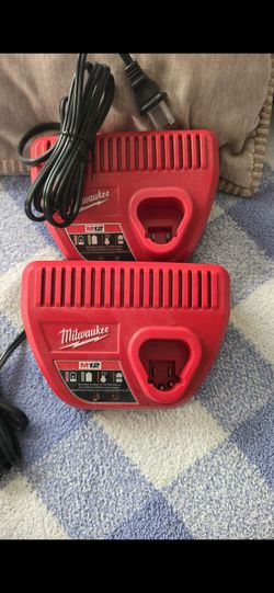 cargador Milwaukee x $15 cada uno