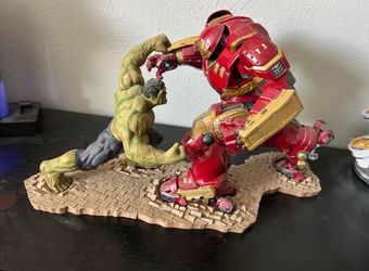 Hulk and Iron Man statue
