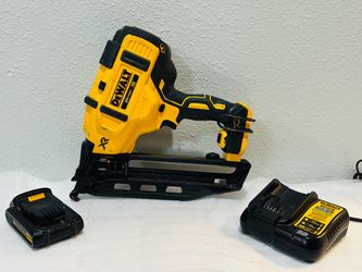 DEWALT DCN660 20V MAX XR Brushless 16-Gauge Angled Finish Nailer w/Battery & Charger