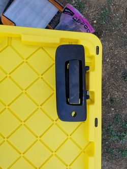 Tailgate handle with bezel for 2007 silverado with keyhole