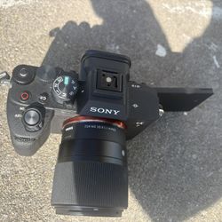 Sony A7 IV Mirrorless Camera + Sigma 30mm f/1.4 (Like New)