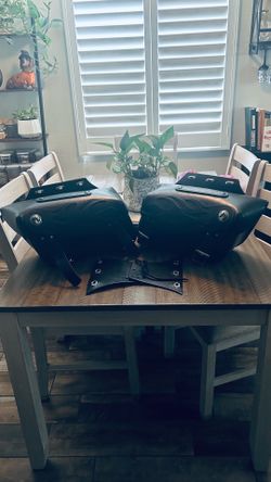 Motorcycle saddlebags