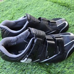 BLACK  BYCICLE ROAD BIKE SHOES.