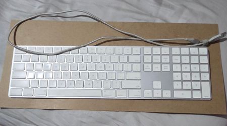 Apple A1843 Rechargeable Bluetooth Magic Keyboard With Numeric Keypad +USB Cable