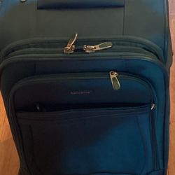 Samsonite Carry On Luggage. (Green) Dimensions are:  14”W — 9”D — 21”H