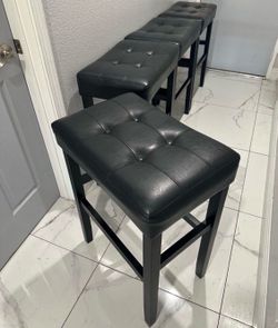 $100 Firm !! 30 in Bar Height Stools Set of 4 in great condition