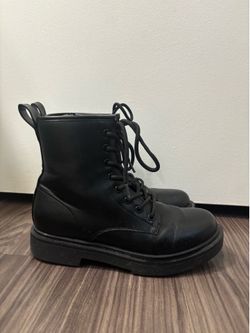 Black women’s slip resistant boots