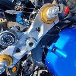 kawasaki ninja zx 636 -zx6 r  r 05-06 TITLE CLEAN frame bent in front price .$ 1200 cash clean title ,exhaust racing pipe$ 200 , fuel pump $ 220 ,tank