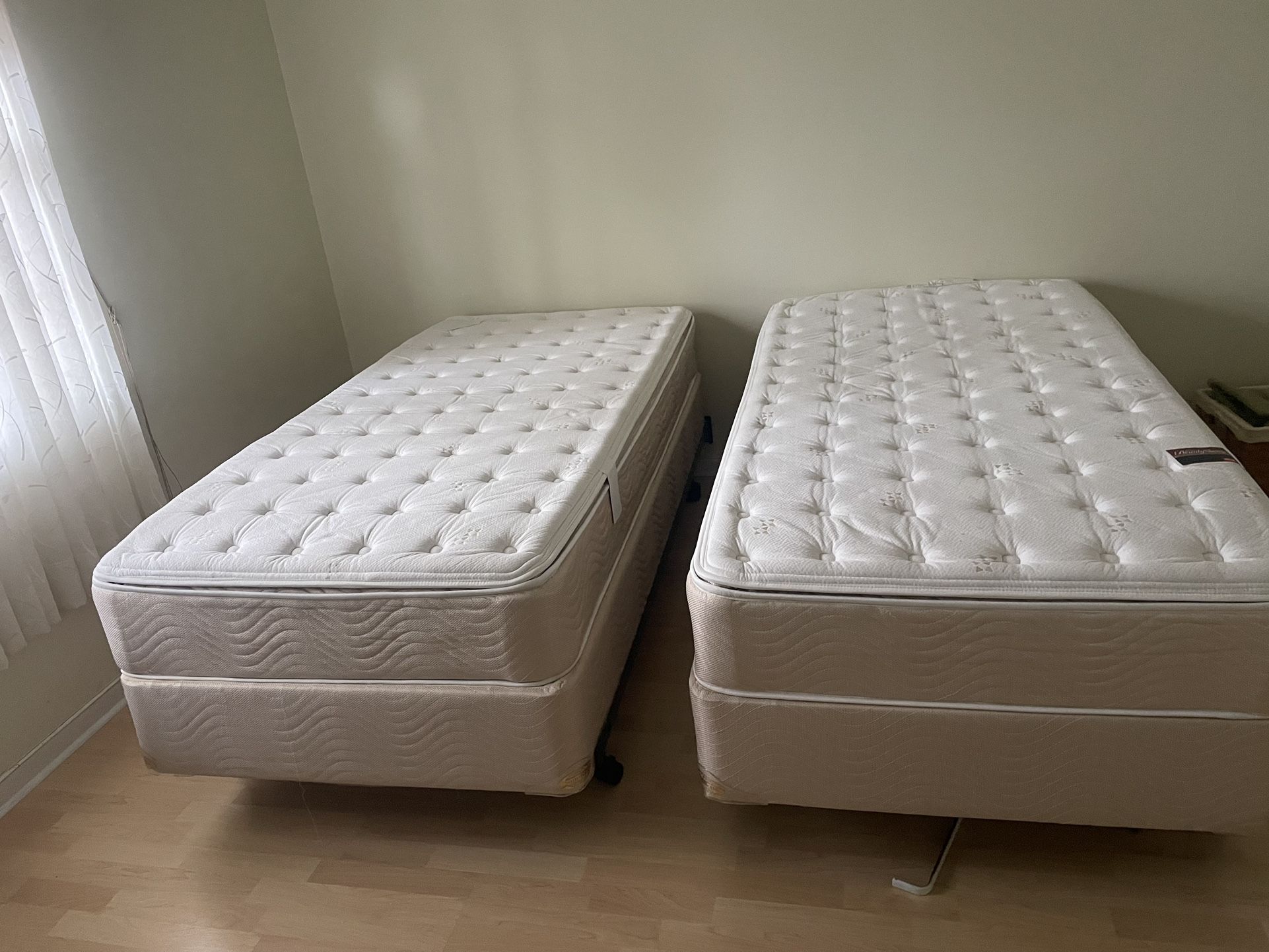 Twin Bed (2)