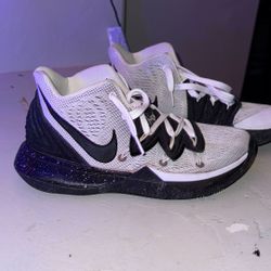 Kyrie 5 Cookies & Cream – Men’s 8.5 Basketball Shoes