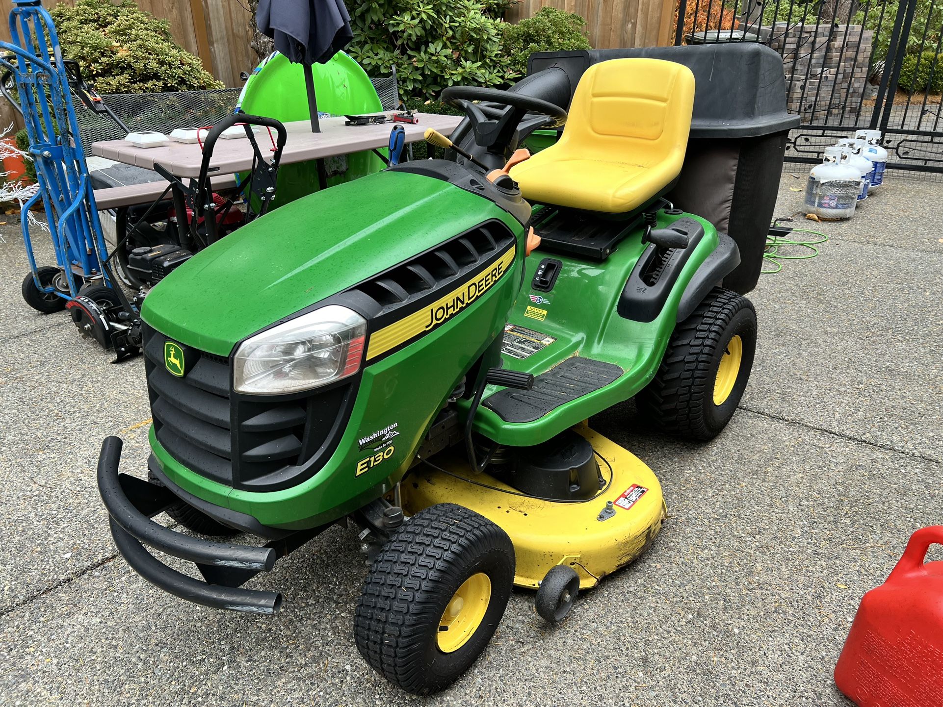 John Deere E-130 Ride On Lawnmower With 2 Bag Collection system