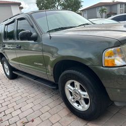 FORD EXPLORER XLT  2004. 