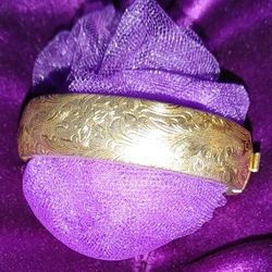 Gold Tone Clasp Bracelet