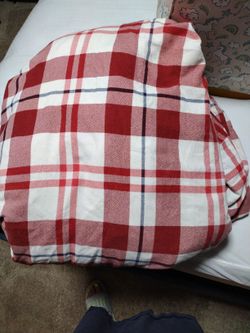 Queen Size Fleece Sheets And Water Proof Cover With It. 