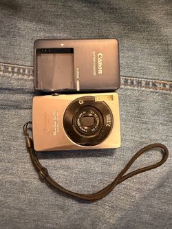 Canon PowerShot SD750 Digital ELPH 7.1 MP Camera w/ battery and charger