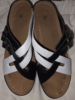 Contemporary Black and White Faux Leather Buckle Slide Sandals W10