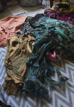 Let's of skirt shirt dresses .same never wear .ask me for the price