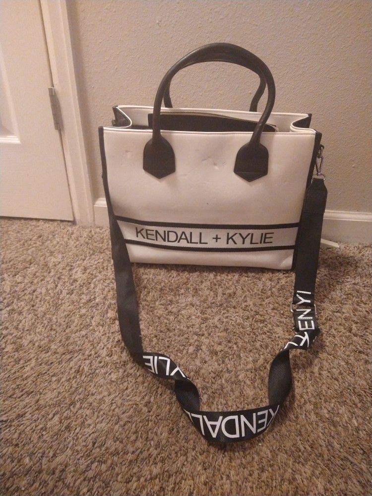 Kendall And Kylie Tote bag