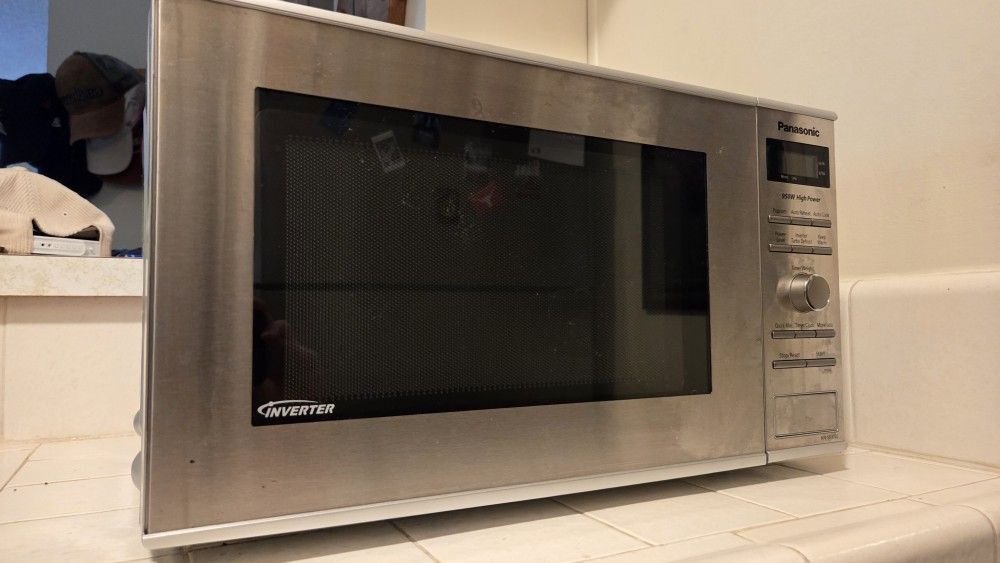 Panasonic 950W microwave - compact design
